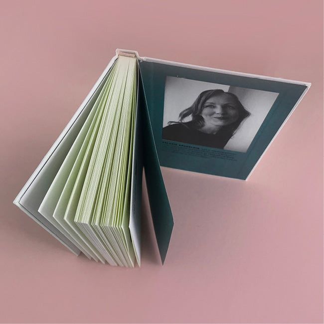 Foto von »Die Unvollständige« aufgeschlagen von oben.