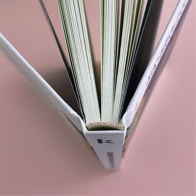 Buchseiten und rücken von »Die Unvollständige_ von oben.