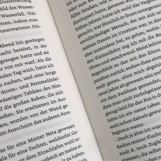 Nahaufnahme der Buchseiten von »Die Unvollständige«.