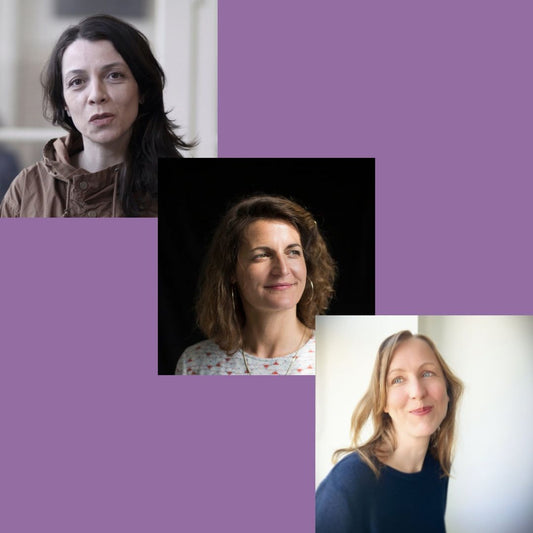 Porträt der drei Autorinnen des Bundles '3 Deutsche Debüts - Bäuerlein, Raben, Kucher' vor lila Hintergrund. Ideal für Buchliebhaberinnen.