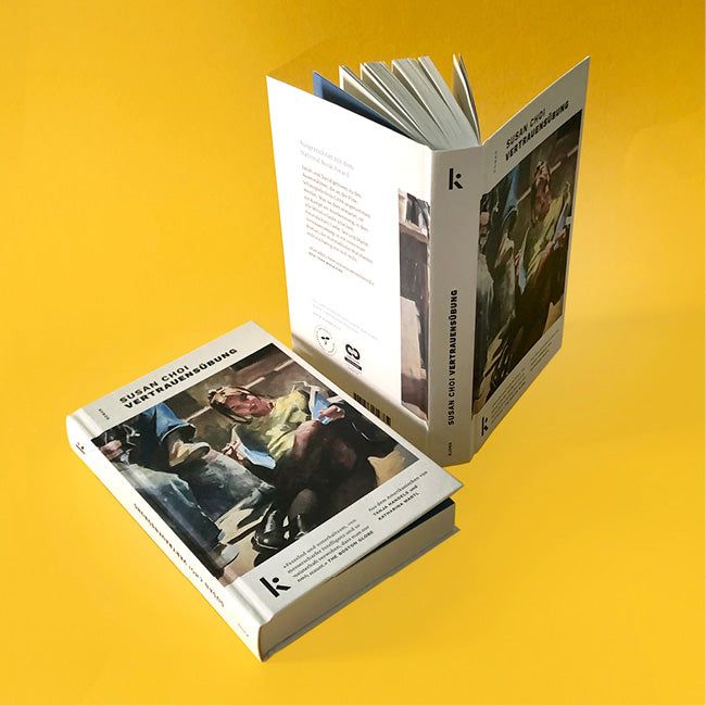 Foto von »Vertrauensübung«, links liegend Cover, rechts aufgestellt.