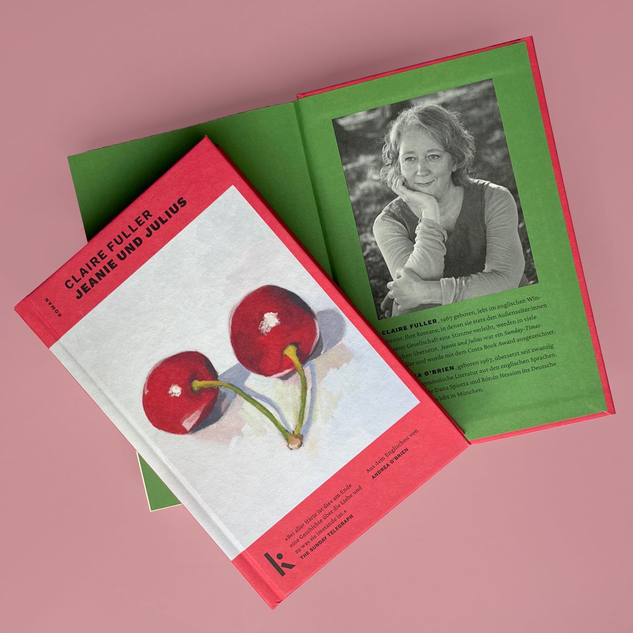Foto von »Jeanie und Julius«, aufgeschlagen mit Autorinnenfoto im Hintergrund, Cover im Vordergrund.