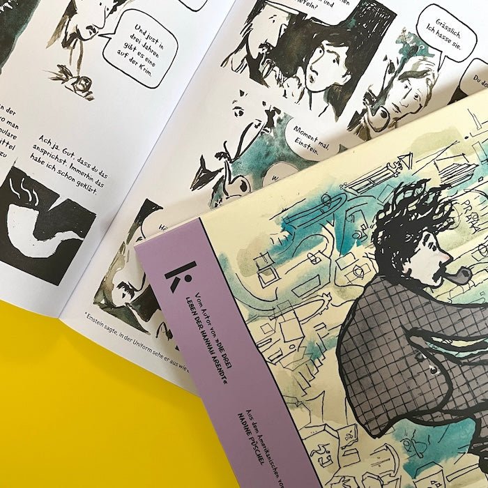 Offene Graphic Novel 'Einstein in Kafkaland' mit gezeichneten Dialogszenen und surrealen Illustrationen im Kafka-Stil.