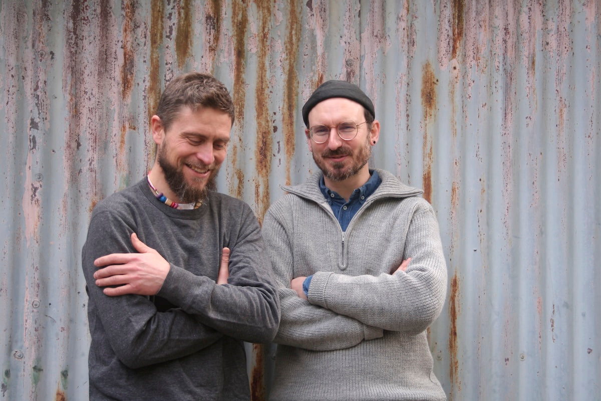 Foto der Gründer Lars (rechts) und Flo (links) vor Wellblech. © Nina Rühr | SINN MEDIA