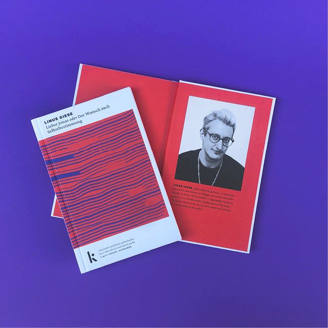 Foto von »Lieber Jonas oder der Wunsch nach Selbstbestimmung«, ein Buch aufgeschlagen mit Autorenfoto und -info im Hintergrund, darüber die Vorderseite des zweiten Buchs.