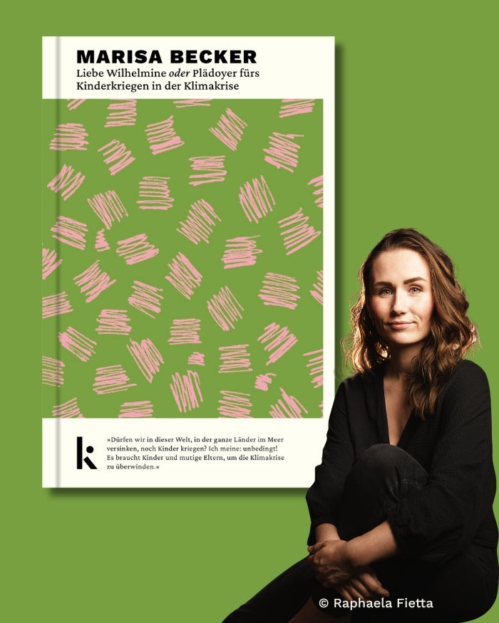 Marisa Becker posiert neben dem Cover ihres Buches 'Liebe Wilhelmine oder Plädoyer fürs Kinderkriegen in der Klimakrise' vor einem grünen Hintergrund. Das Buchcover zeigt ein grünes Muster mit pinken Strichen und einen Textauszug.