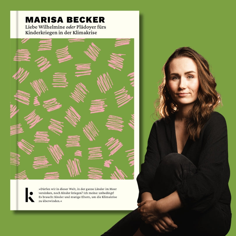 Marisa Becker posiert neben dem Cover ihres Buches 'Liebe Wilhelmine oder Plädoyer fürs Kinderkriegen in der Klimakrise' vor einem grünen Hintergrund. Das Buchcover zeigt ein grünes Muster mit pinken Strichen und einen Textauszug.