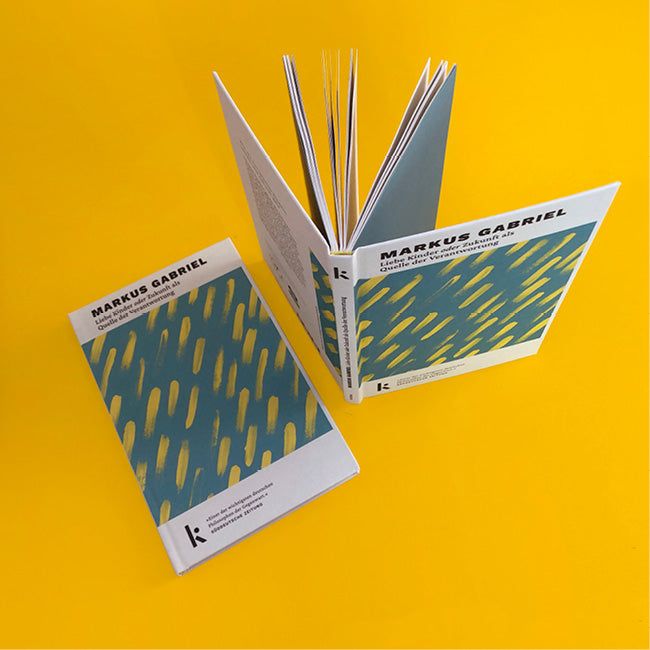 Foto von »Liebe Kinder oder die Zukunft als Quelle der Verantwortung«, eine Buchvorderseite, eins daneben aufgestellt von oben.