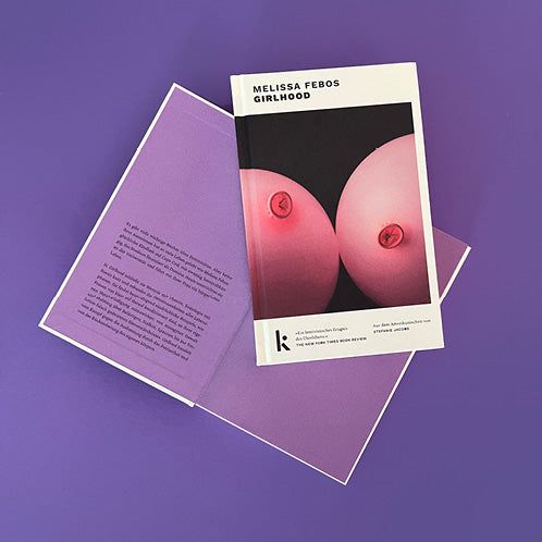 Foto von »Girlhood«, ein Buch aufgeschlagen mit sichtbaren Klappentext, eins zugeklappt mit der Vorderseite darüber.