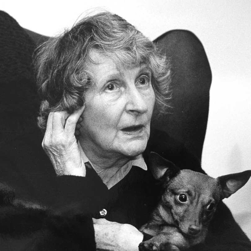 Schwarz-Weiß-Porträt der Autorin Molly Keane mit Hund, Urheberrecht Annie Nicholson