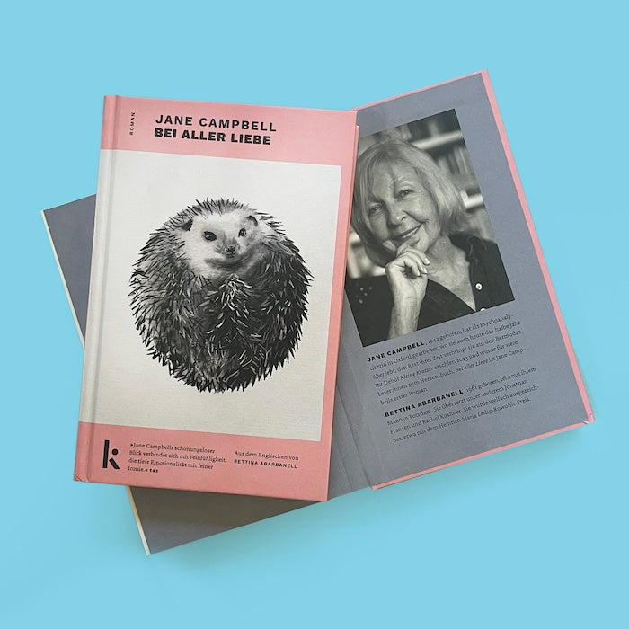 Buch »Bei aller Liebe« von Jane Campbell, aufgeschlagen mit Rückseite und Autorenfoto. Cover mit Igel-Illustration und Spiegel-Bestseller-Label.