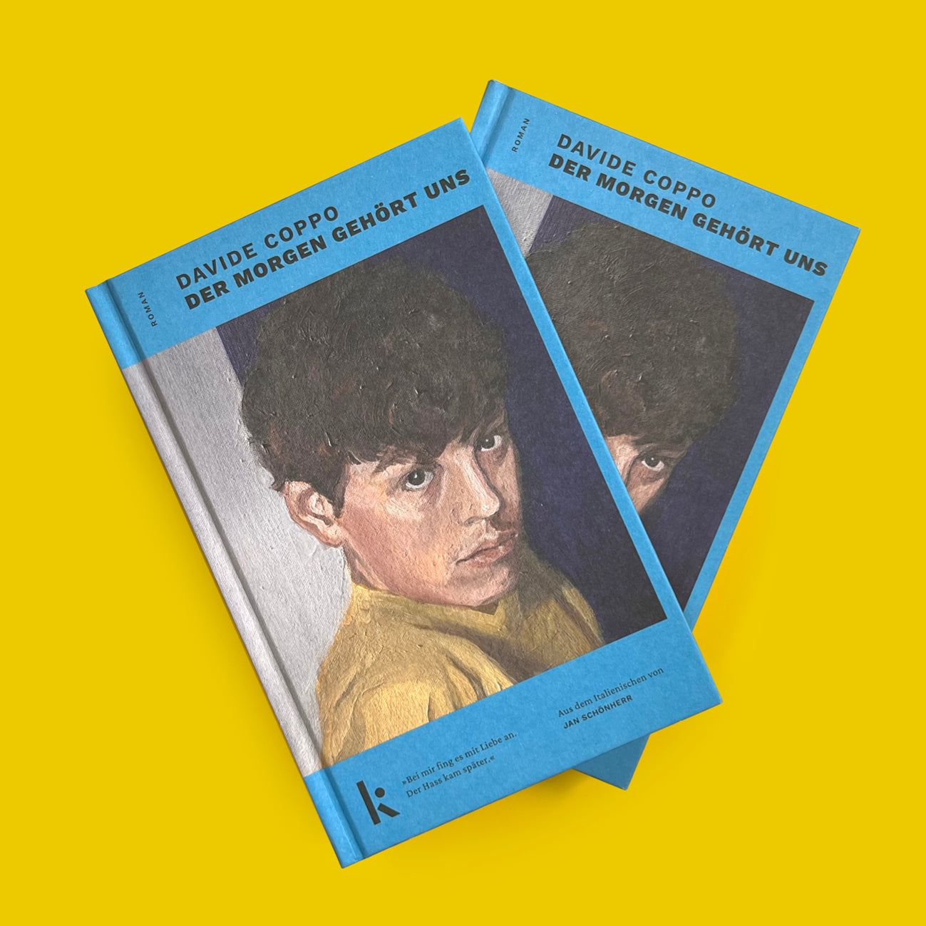 Zwei Exemplare von »Der Morgen gehört uns« von Davide Coppo. Ein intensiver Roman über Jugend, Faschismus und Selbstfindung in Italien.