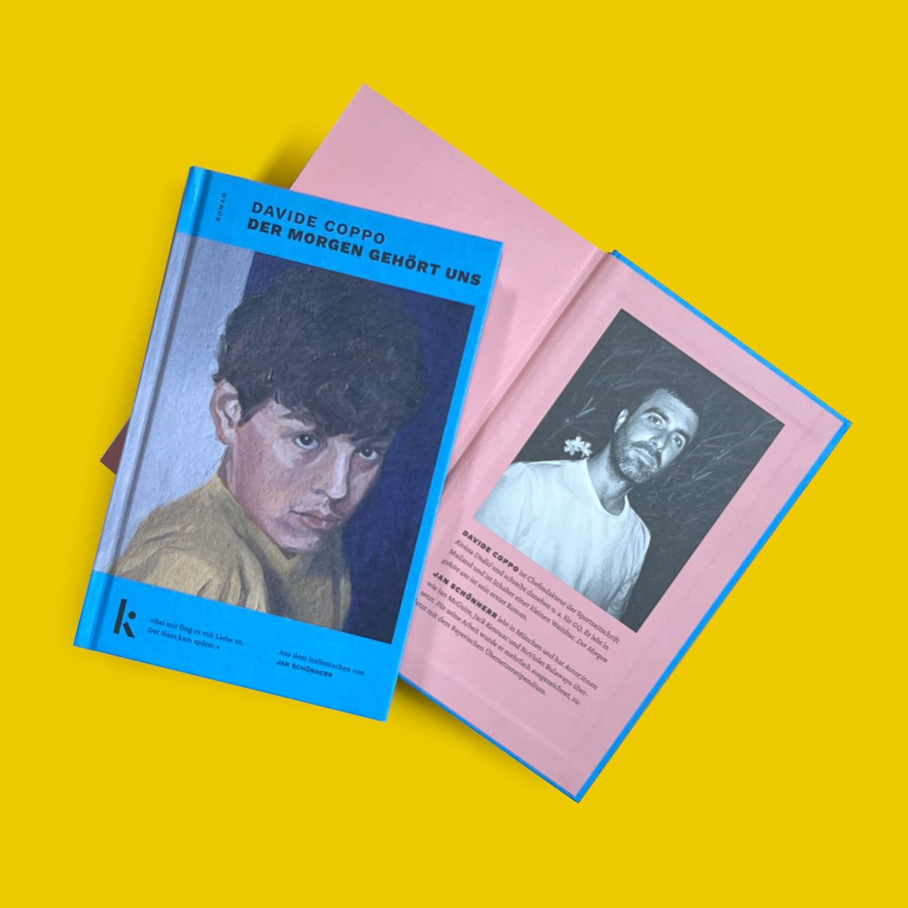 Geöffnetes Buch »Der Morgen gehört uns« von Davide Coppo mit Autorenporträt auf der Innenseite. Ein bewegender Roman über Jugend und Ideologien.