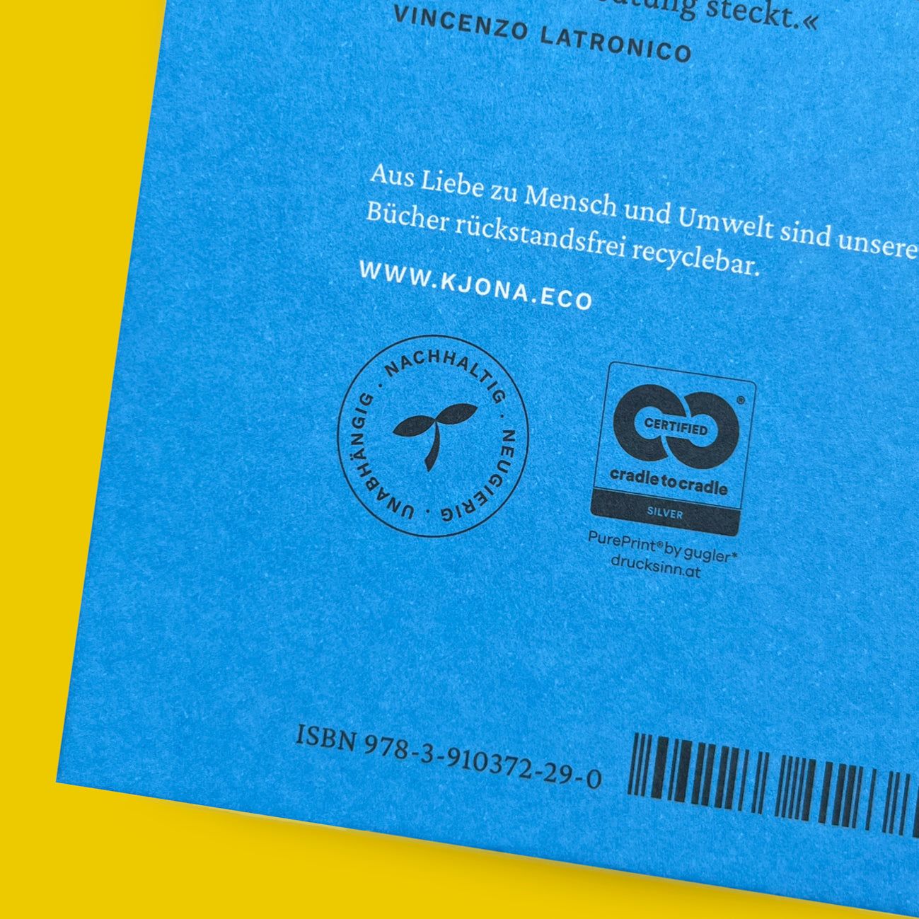 Detail der Rückseite von »Der Morgen gehört uns« mit nachhaltigem Drucksiegel. Umweltfreundlich produziert und inhaltlich hochaktuell.