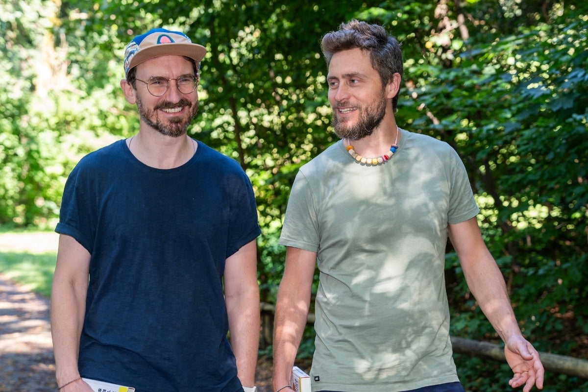 Lars und Flo spazieren durchs Grün in der Nähe der Münchner Isar.
Für das Foto bedanken wir uns bei © SINN MEDIA | Johannes Hoelz.