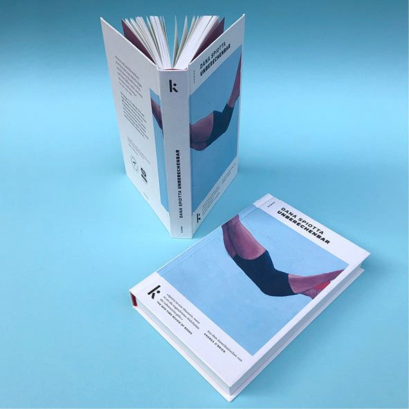 Foto von »Unberechenbar«, cover liegend vorne, aufgestellt und aufgeklappt hinten.
