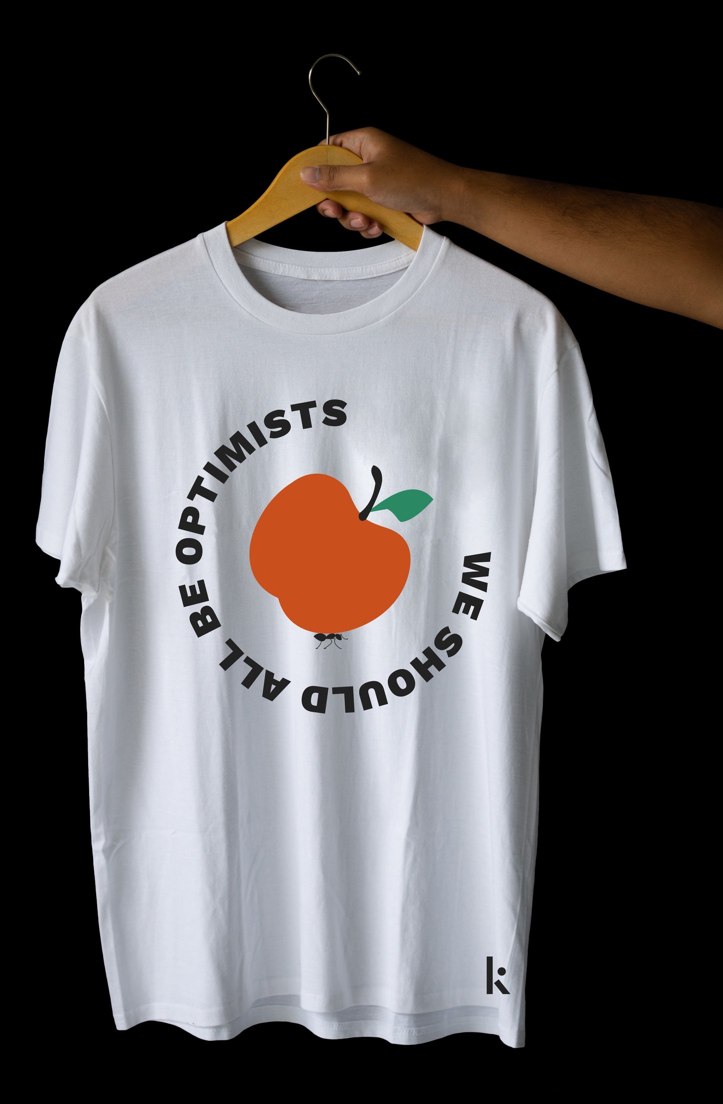 Nachhaltiges Feel good-T-Shirt We should all be optimists aus 100% Bio-Baumwolle mit rundem Aufdruck eines roten Apfels und inspirierendem Slogan.