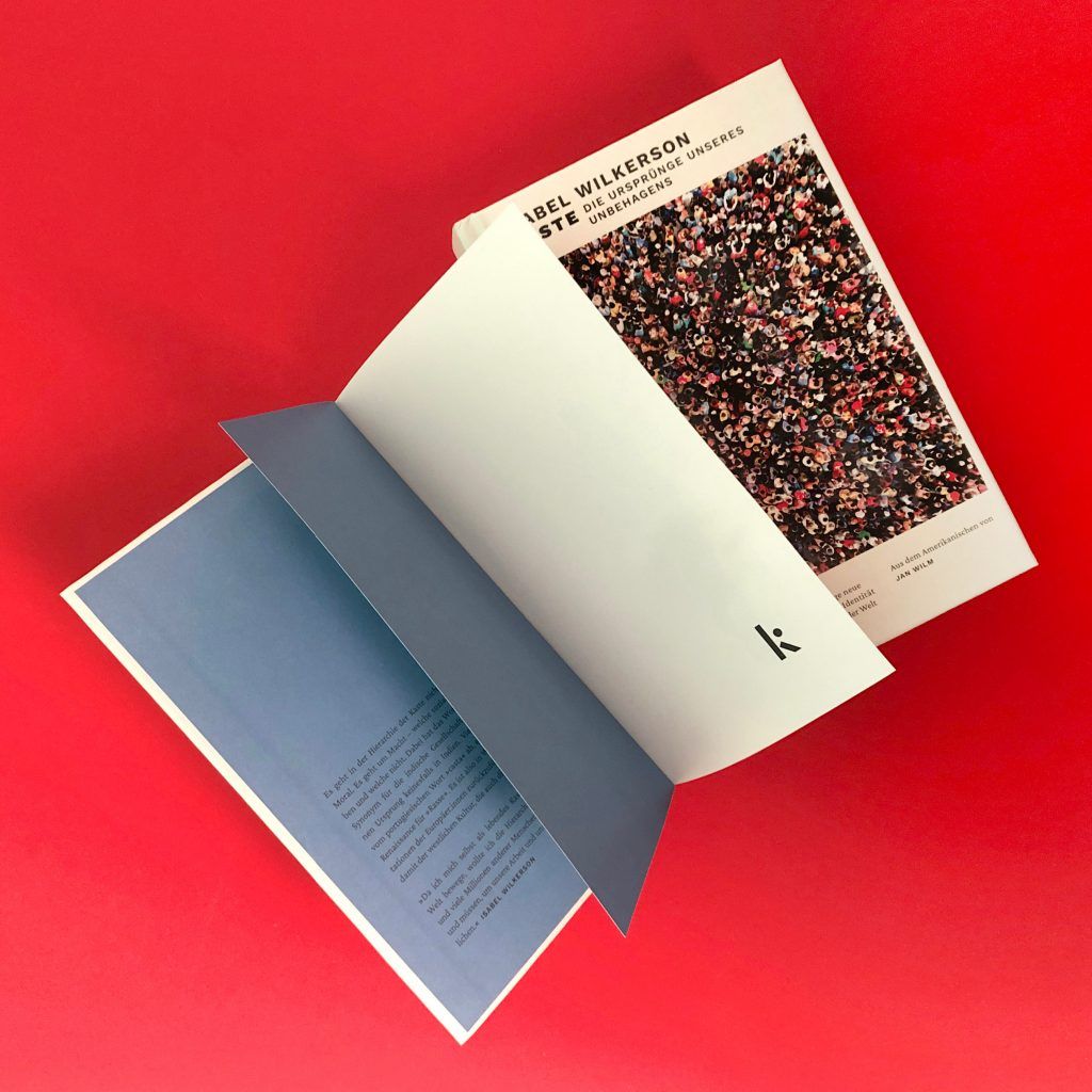 Foto von »Kate«, links aufgeschlagen, rechts daneben/halb darunter das Cover.