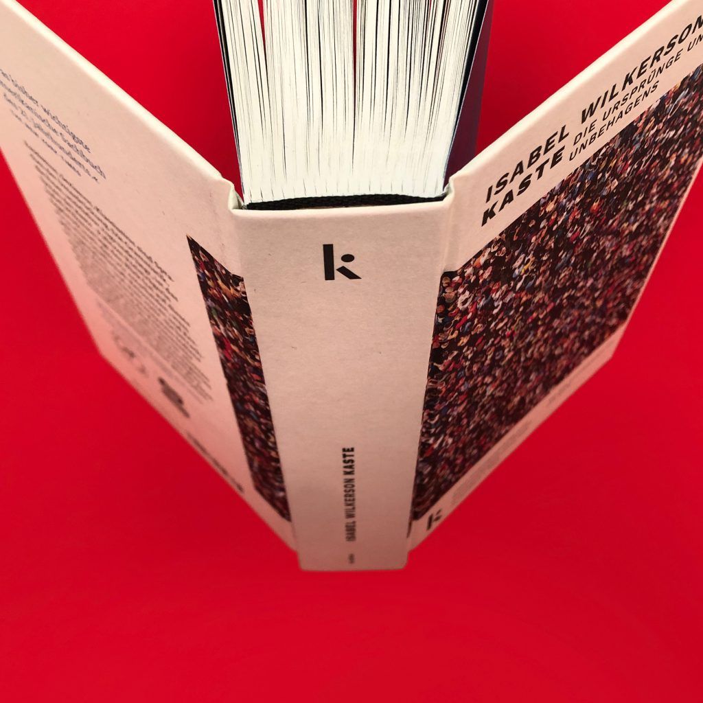 Foto des Buchrückens von »Kaste«, aufgestellt, von oben.