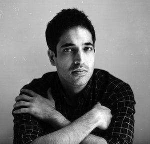 Schwarz-weiß-Portrait des Autors Zain Khalid.