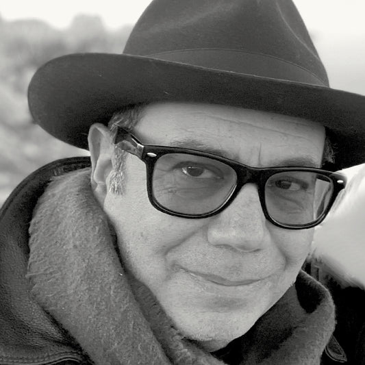 Der Autor Ken Krimstein stellt seine Grafic Novel »Einstein in Kafkaland« vor. Er beschreibt darin, worum es geht und warum er das Buch schreiben musste / wollte und warum er denkt, dass Leser:innen in Deutschland das Buch lesen sollten.