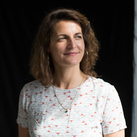 Die Autorin Mia Raben stellt ihr Buch "Unter Dojczen" vor.