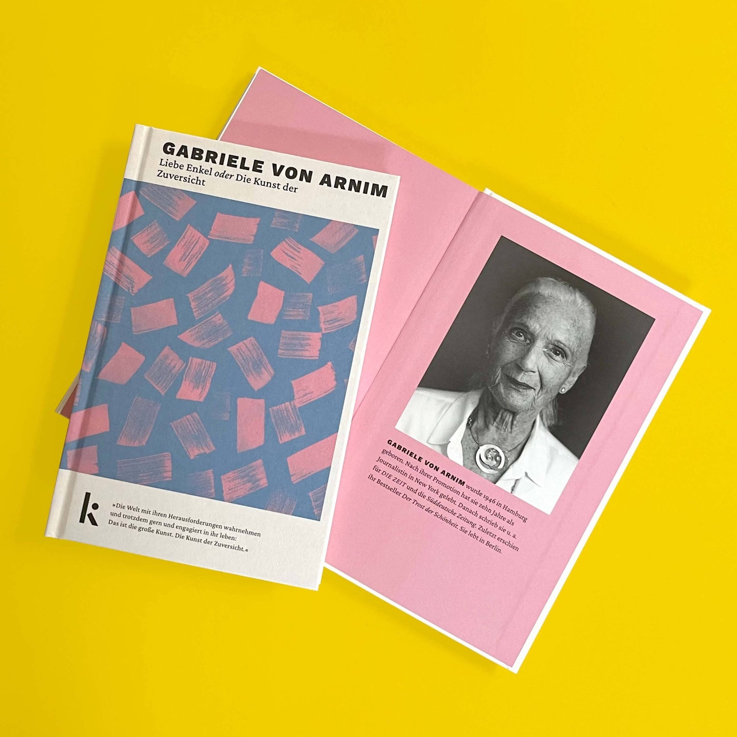 Foto von »Liebe Enkel oder die Kunst der Zuversicht«, einmal aufgeschlagen mit Autorinnenfoto im Hintergrund, Cover im Vordergrund. 
