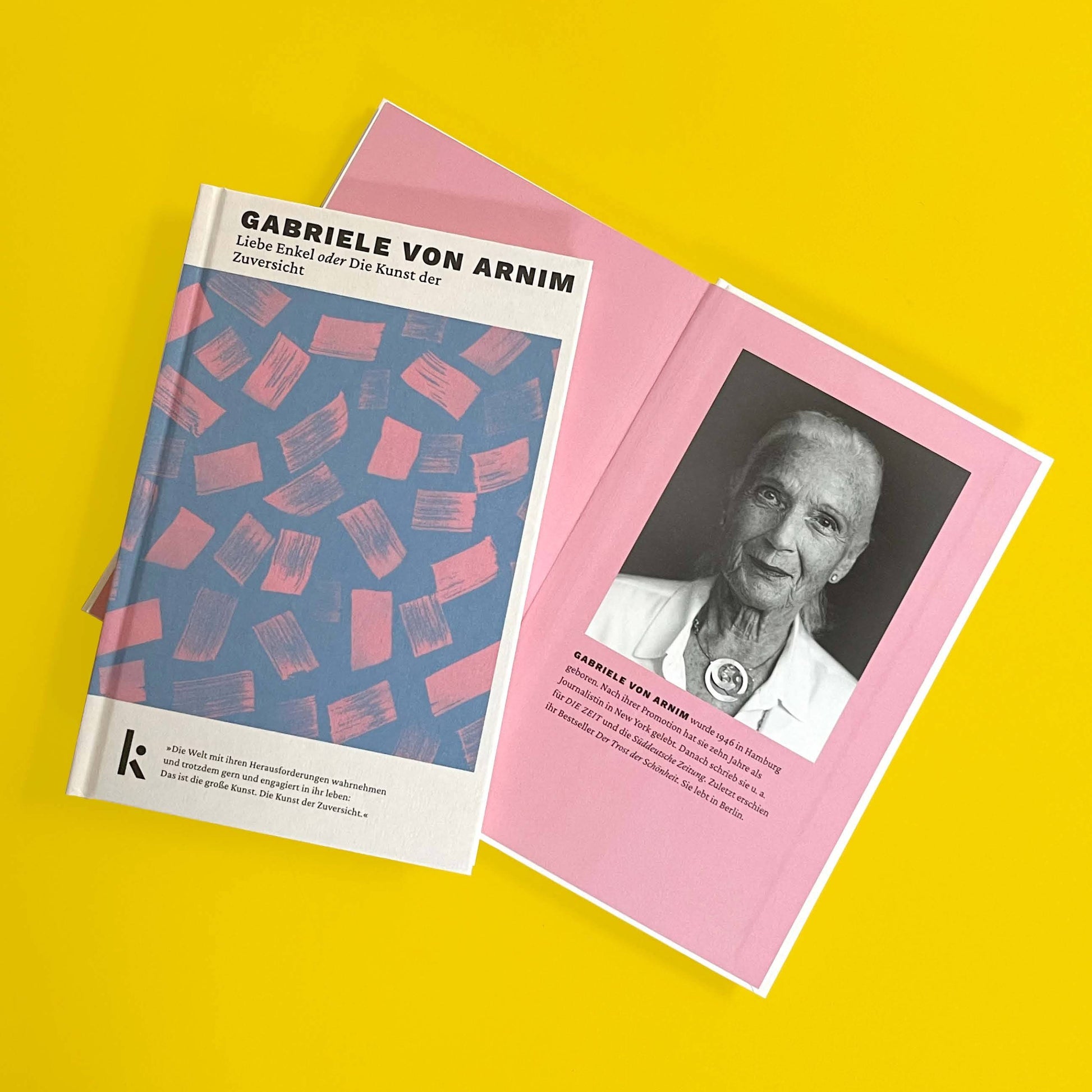 Foto von »Liebe Enkel oder die Kunst der Zuversicht«, einmal aufgeschlagen mit Autorinnenfoto im Hintergrund, Cover im Vordergrund. 