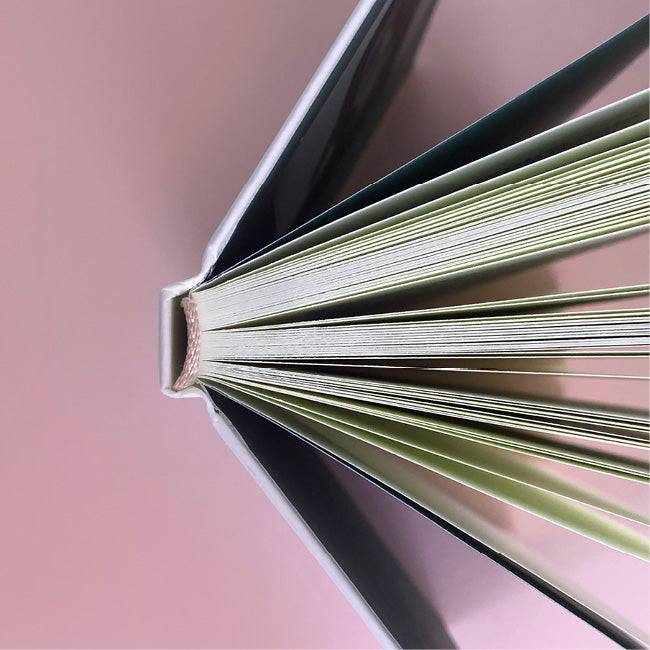 Foto der Buchseiten von »Die Unvollständige« von oben. 
