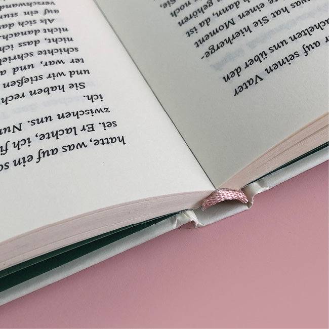 Nahaufnahme zweier Buchseiten aus »Die Unvollständige«. 