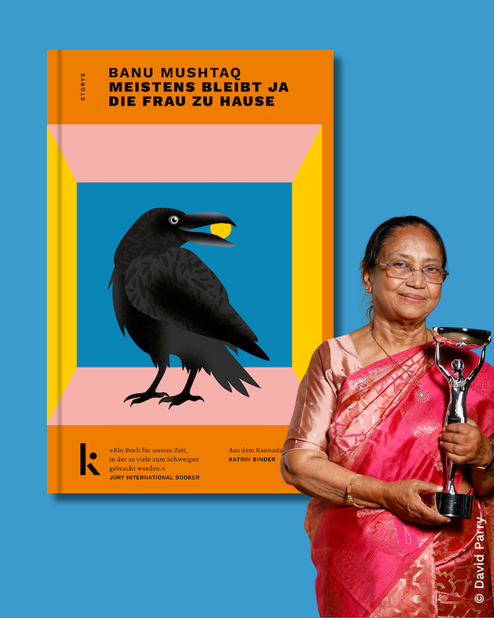 Buchcover von „Meistens bleibt ja die Frau zu Hause“ der indischen Autorin Banu Mushtaq vor einem Schwarz-Weiß-Porträt der Autorin mit Brille und Sari. Das Buch erscheint im Kjona Verlag und wurde mit dem International Booker Prize 2025 ausgezeichnet.