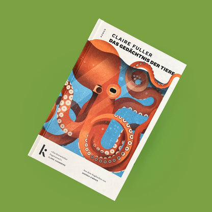 Das Buch „Das Gedächtnis der Tiere“ von Claire Fuller liegt flach und leicht schräg auf einer grünen Oberfläche. Zu sehen ist die Cover-Vorderseite des Hardcovers mit der großen Illustration eines Kraken, dem Titel am oberen Rand und dem schwarzen Verlagslogo von kjona unten links.