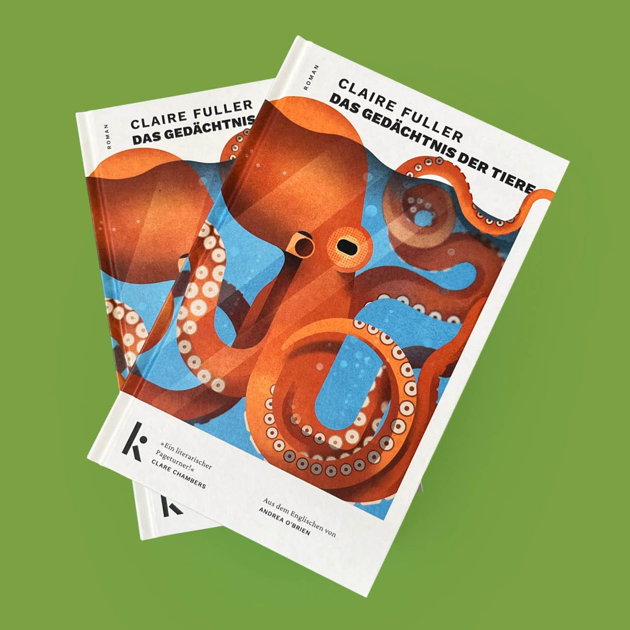Zwei Ausgaben von Claire Fullers Roman „Das Gedächtnis der Tiere“ liegen leicht versetzt übereinander gefächert vor einem grünen Hintergrund. Das obere Buch präsentiert das vollständige Cover-Design inklusive des Kraken-Motivs, des Titels und der Übersetzerangabe „Aus dem Englischen von Andrea O'Brien“.
