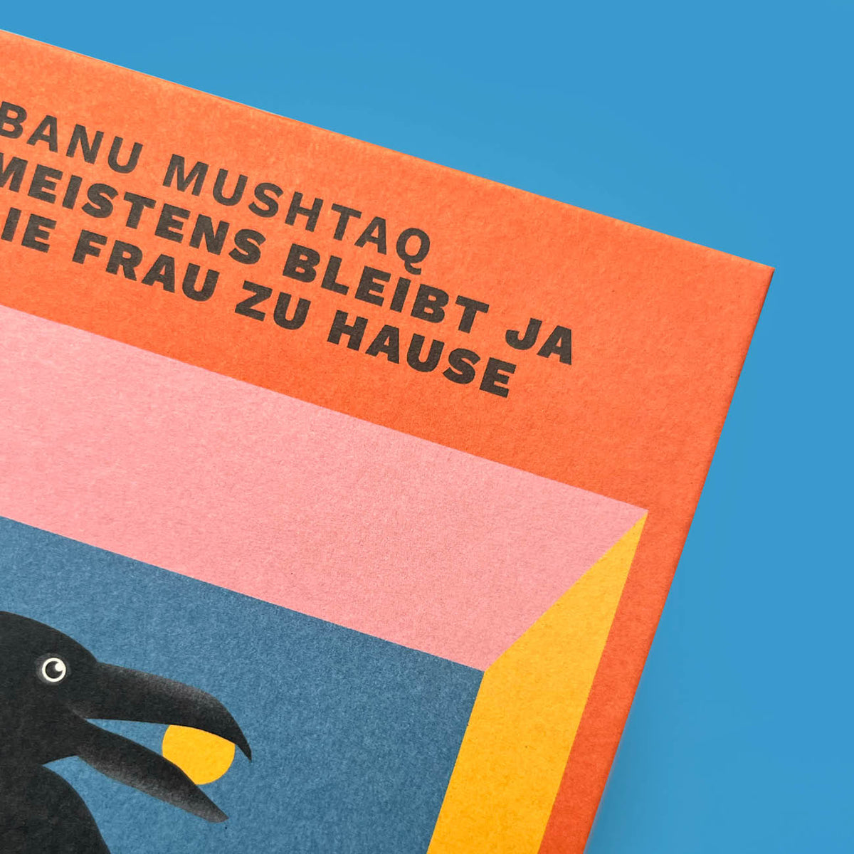 Detailansicht der oberen rechten Ecke des Buchcovers von Banu Mushtaq mit der Struktur des Einbands und dem Buchtitel.