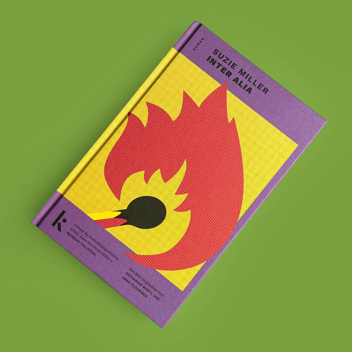 Schräge Draufsicht auf das gebundene Buch „Inter Alia“ von Suzie Miller auf grünem Grund.