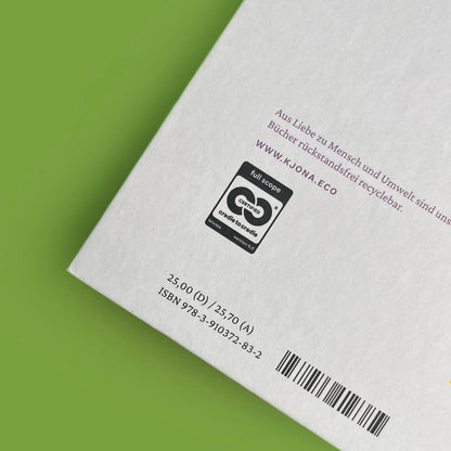 Nahaufnahme der Rückseite mit dem Cradle to Cradle Certified Bronze-Siegel, der Kjona-Webadresse, Preisangaben und Barcode.