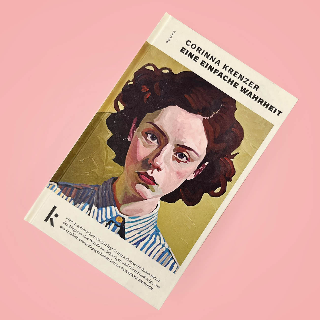 Das Hardcover-Buch „Eine einfache Wahrheit“ von Corinna Krenzer liegt flach und leicht diagonal auf einem rosa Hintergrund. Das Cover zeigt das vollständige Porträtgemälde einer Frau, den Titel am oberen Rand und eine Kurzbeschreibung am unteren Rand.