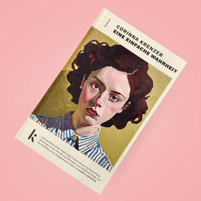 Das Hardcover-Buch „Eine einfache Wahrheit“ von Corinna Krenzer liegt flach und leicht diagonal auf einem rosa Hintergrund. Das Cover zeigt das vollständige Porträtgemälde einer Frau, den Titel am oberen Rand und eine Kurzbeschreibung am unteren Rand.