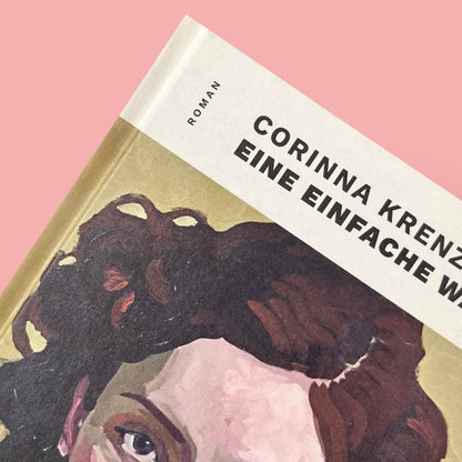 Detailansicht der oberen linken Ecke des Buchcovers von „Eine einfache Wahrheit“ von Corinna Krenzer. Die Nahaufnahme zeigt den Schriftzug „ROMAN“, Teile des Titels und die feine Struktur des gemalten Frauenporträts mit Fokus auf den oberen Haaransatz.