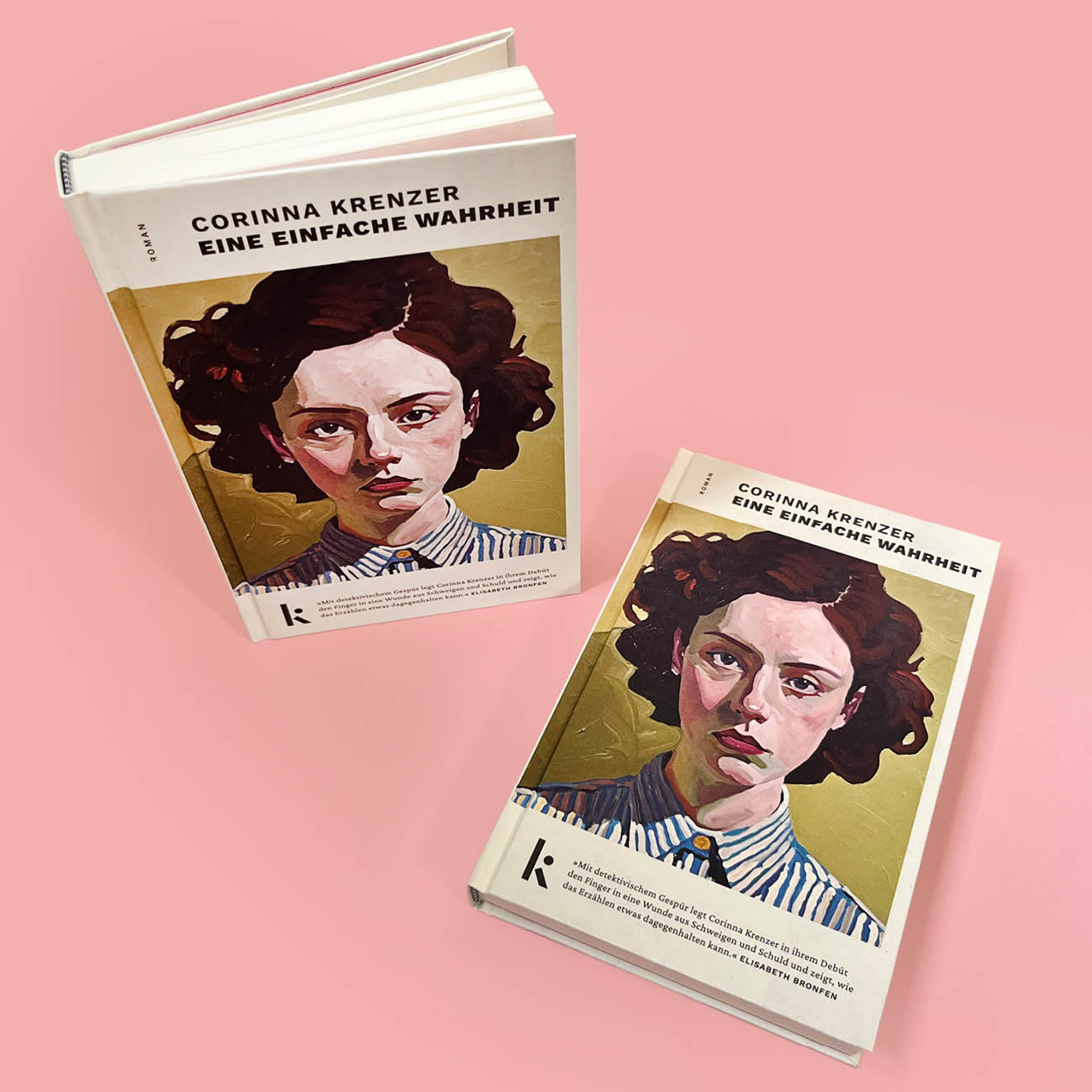 Zwei Exemplare des Romans „Eine einfache Wahrheit“ von Corinna Krenzer auf einer rosa Oberfläche. Ein Buch steht aufrecht und ist leicht geöffnet, das andere liegt flach davor, sodass das künstlerische Cover-Porträt der Frau gut sichtbar ist.