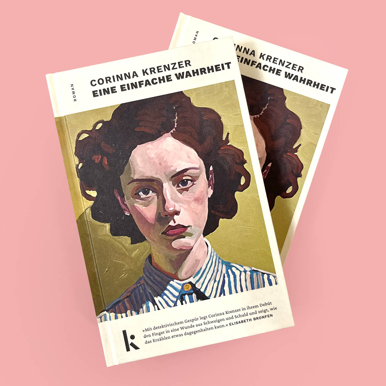 Zwei Ausgaben des Buchs „Eine einfache Wahrheit“ von Corinna Krenzer liegen leicht versetzt übereinander gefächert auf rosa Hintergrund. Zu sehen ist die Cover-Vorderseite mit dem Porträt einer Frau, dem Buchtitel und dem kjona-Verlagslogo unten links.