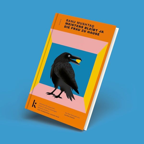 Mockup des Buchcovers „Meistens bleibt ja die Frau zu Hause“ von Banu Mushtaq. Das Cover zeigt eine Illustration einer schwarzen Krähe mit einer gelben Kugel im Schnabel vor einem blauen Hintergrund. Das Mockup ist auf kräftigem Blau platziert.