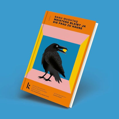 Mockup des Buchcovers „Meistens bleibt ja die Frau zu Hause“ von Banu Mushtaq. Das Cover zeigt eine Illustration einer schwarzen Krähe mit einer gelben Kugel im Schnabel vor einem blauen Hintergrund. Das Mockup ist auf kräftigem Blau platziert.