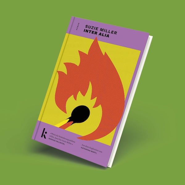 Mockup des Buchcovers „Inter Alia“ von Suzie Miller. Das Cover zeigt eine Grafik eines brennenden Streichholzes in Rot und Gelb vor einem fliederfarbenen Hintergrund. Das Bild ist auf grünem Untergrund freigestellt.