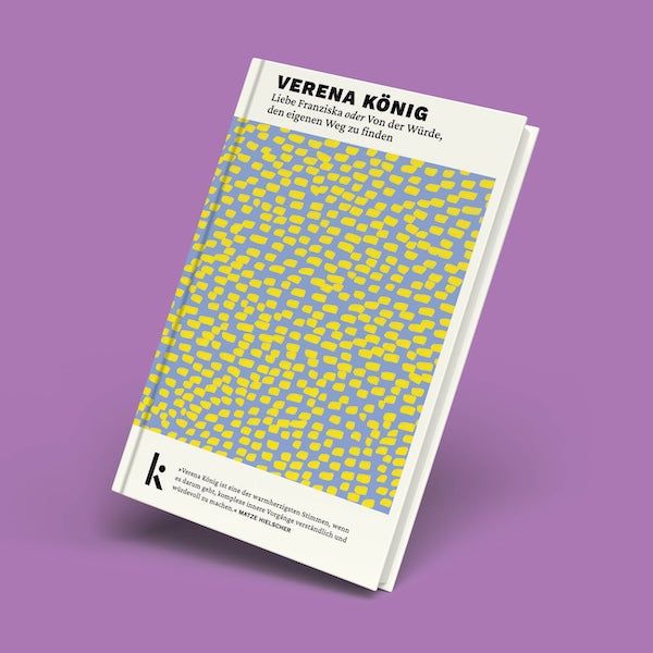 Mockup des Buchcovers „Liebe Franziska oder Von der Würde, den eigenen Weg zu finden“ von Verena König. Das Cover zeigt ein lebendiges Muster aus gelben Tupfen auf hellblauem Grund vor einem violetten Hintergrund.