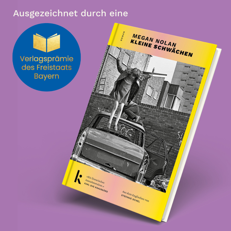 Buchcover von „Kleine Schwächen“ von Megan Nolan vor lila Hintergrund mit gelbem Rahmen und Schwarz-Weiß-Foto, ausgezeichnet mit dem blauen Siegel „Verlagsprämie des Freistaats Bayern 2026“