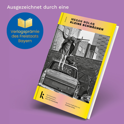 Buchcover von „Kleine Schwächen“ von Megan Nolan vor lila Hintergrund mit gelbem Rahmen und Schwarz-Weiß-Foto, ausgezeichnet mit dem blauen Siegel „Verlagsprämie des Freistaats Bayern 2026“