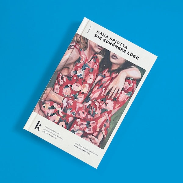 Buch 'Die Schönere Lüge' von Dana Spiotta auf blauem Hintergrund. Ein fesselnder Roman über Freundschaft, Kunst und moralische Fragen.