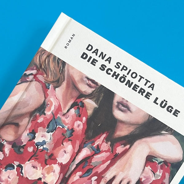 Nahaufnahme des Covers von 'Die Schönere Lüge' von Dana Spiotta. Ausdrucksstarkes Design mit zwei Frauen in floralen Kleidern.