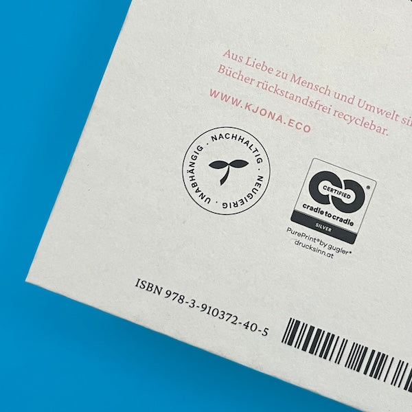 Rückseite des Buches 'Die Schönere Lüge' mit nachhaltigem Drucksiegel und ISBN. Umweltfreundlich produziert und recyclebar.